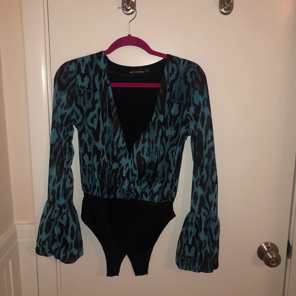 Low cut long sleeve patterned body suit